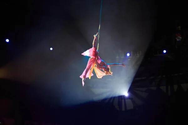 Performance of the girl aerial acrobat in the circus. — Stock Photo, Image