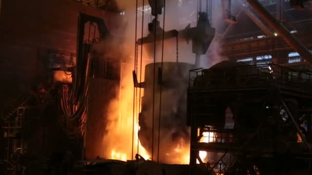 Steel production in electric furnaces. Huge ironworks. — Stock Video