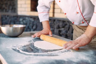 Malzemelerle hamur yoğurun. Mutfak ve pizza konsepti