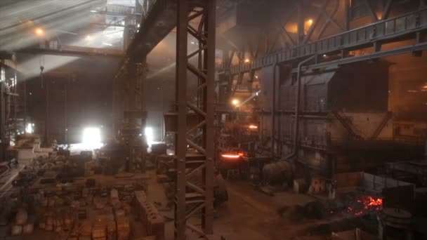 Stahlproduktion in Elektroöfen. Riesige Eisenhütten. — Stockvideo