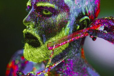 Kavram. Berber dükkanında sakallı bir adam. Berber dükkanında şık bir sakallı adam kesilmiş. Adam ultraviyole tozu ile dekore edilmiştir