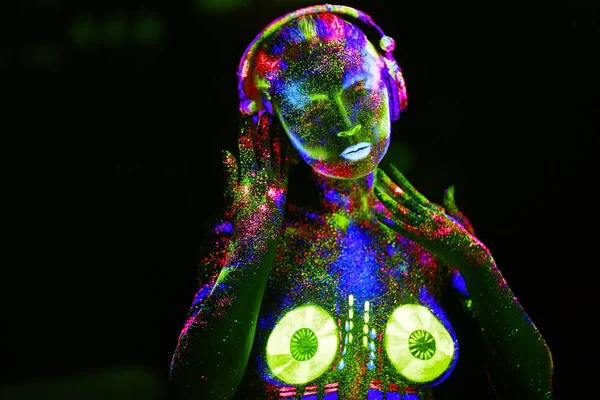 Concepto. En el cuerpo de una chica pintó la cubierta de DJ. Chica semidesnuda pintada en colores UV — Foto de Stock