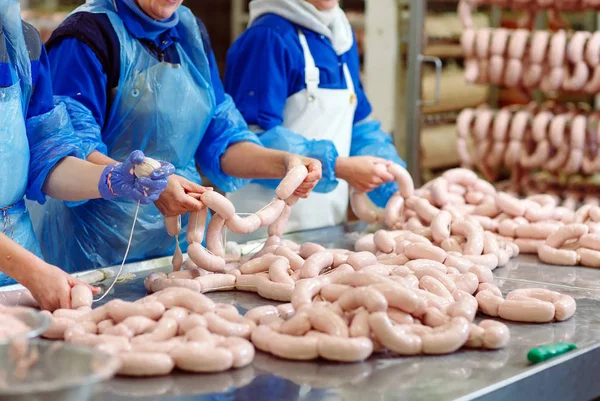 Bouchers transformant des saucisses à l'usine de viande . — Photo