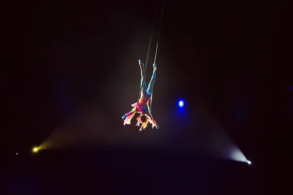 Prestaties van het meisje luchtfoto acrobaat in het circus. — Stockfoto