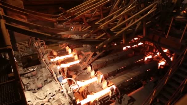 Produção de aço em fornos elétricos. Obras de ferro enormes. — Vídeo de Stock