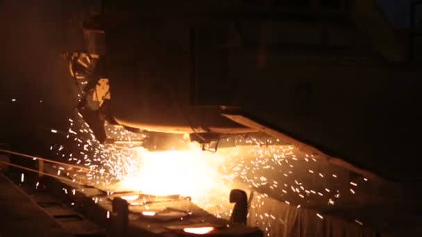 Elektrikli fırınlarda çelik üretimi. Büyük demir fabrikaları.. — Stok video