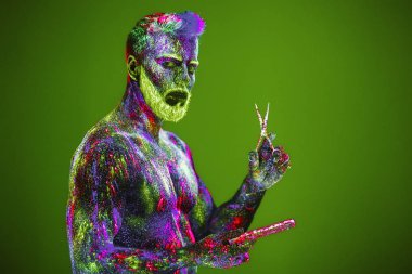 Kavram. Berber dükkanında sakallı bir adam. Berber dükkanında şık bir sakallı adam kesilmiş. Adam ultraviyole tozu ile dekore edilmiştir