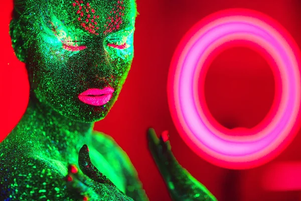 Retrato de una niña pintada en polvo fluorescente . — Foto de Stock