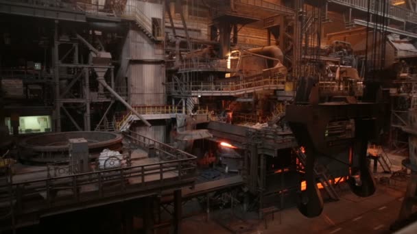 전기 용광로에서의 강철 생산. 거대 한 철광석. — 비디오