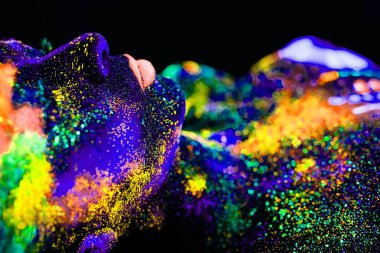 Floresan toz boyalı bir kız portresi