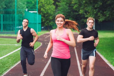 Bir yarış pistinde çalışan profesyonel koşucu