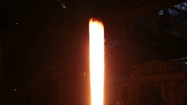 Steel production in electric furnaces. Huge ironworks. — Stock Video