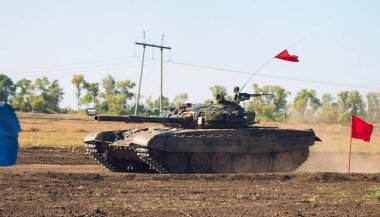 Zırhlı Tank off-road'a çıkıyor. Kırsal alanda tank tatbikatları.