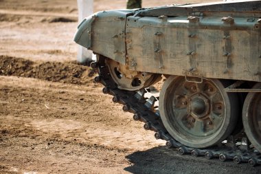 Zırhlı Tank off-road'a çıkıyor. Kırsal alanda tank tatbikatları.