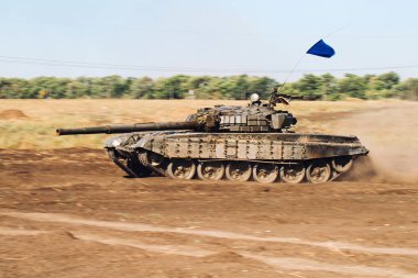 Zırhlı Tank off-road'a çıkıyor. Kırsal alanda tank tatbikatları.