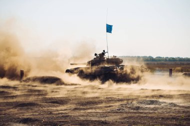 Zırhlı Tank off-road'a çıkıyor. Kırsal alanda tank tatbikatları.