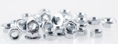 Beyaz arkaplanda metal fındık aracı.