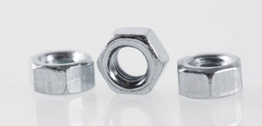 Beyaz arkaplanda metal fındık aracı.