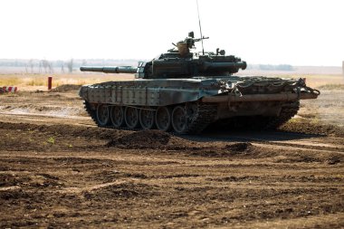 Zırhlı Tank off-road'a çıkıyor. Kırsal alanda tank tatbikatları.