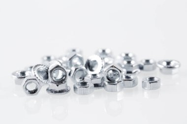 Beyaz arkaplanda metal fındık aracı.