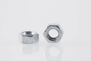 Beyaz arkaplanda metal fındık aracı.