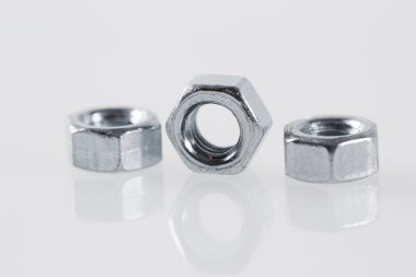 Beyaz arkaplanda metal fındık aracı.