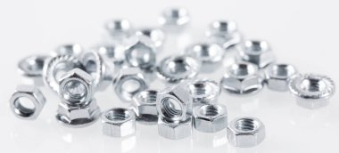 Beyaz arkaplanda metal fındık aracı.