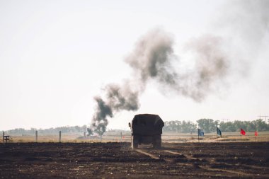 Zırhlı Tank off-road'a çıkıyor. Kırsal alanda tank tatbikatları.