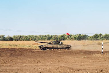 Zırhlı Tank off-road'a çıkıyor. Kırsal alanda tank tatbikatları.