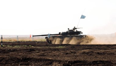 Zırhlı Tank off-road'a çıkıyor. Kırsal alanda tank tatbikatları.