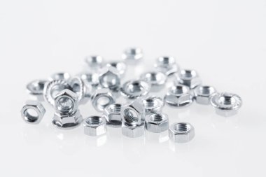 Beyaz arkaplanda metal fındık aracı.