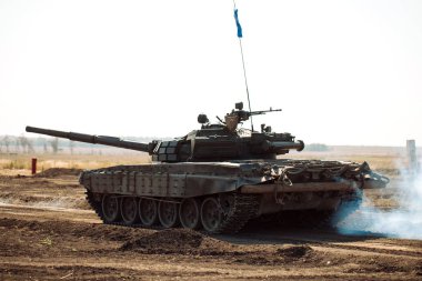 Zırhlı Tank off-road'a çıkıyor. Kırsal alanda tank tatbikatları.
