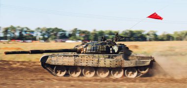 Zırhlı Tank off-road'a çıkıyor. Kırsal alanda tank tatbikatları.