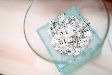 Bir restoranda şeffaf bir kase de Beyaz peynir