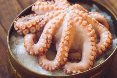 Ahtapot. Restoranda deniz ürünleri. Ahtapot masada restoranda hazırlanır.