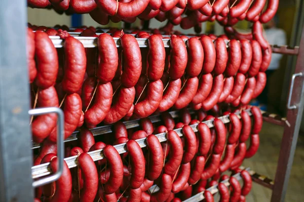 Salchicha ahumada en el horno. Producción de salchichas en la fábrica — Foto de Stock