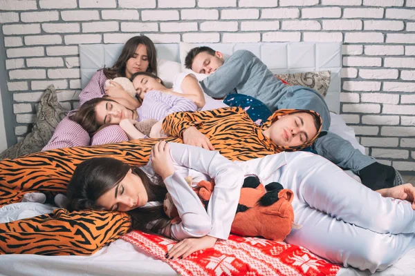 Grupo de jóvenes dormidos en la cama. — Foto de Stock