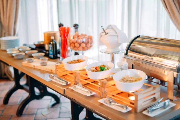 Ingrediënten voor roerei in een hotel of restaurant. showkeuken — Stockfoto