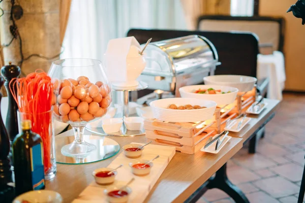 Ingrediënten voor roerei in een hotel of restaurant. showkeuken — Stockfoto