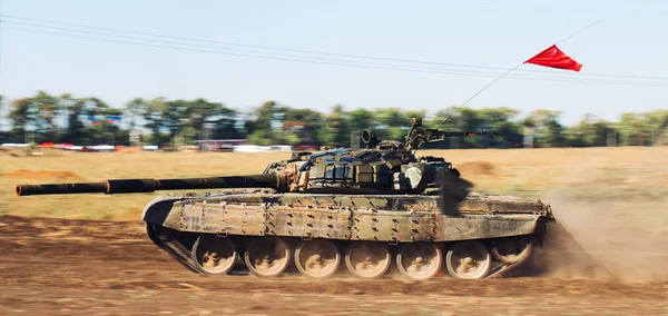 Tanque blindado monta en off-road. Ejercicios de tanques en el campo . — Foto de Stock