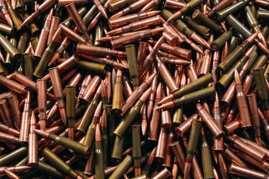 Ahşap arka plan üzerinde farklı mühimmat, silah konsepti.