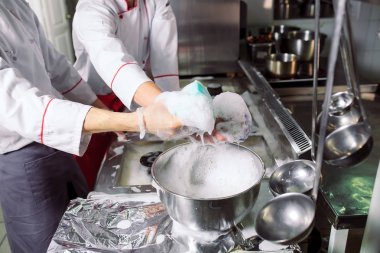 Restoranda hijyenik bir gün. Tekrar ediyorum, işyerinizi temizleyin. Aşçılar restoranda fırın, soba ve sökücü yıkarlar..