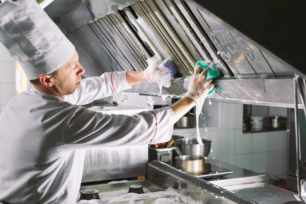 Sanitary day in the restaurant. Repeats wash your workplace. Cooks wash oven, stove and extractor in the Restaurant. — Stock Photo, Image