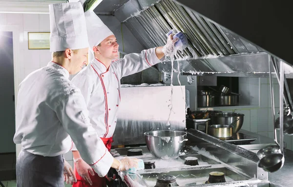 Restoranda hijyenik bir gün. Tekrar ediyorum, işyerinizi temizleyin. Aşçılar restoranda fırın, soba ve sökücü yıkarlar..