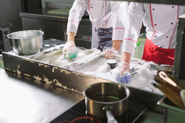 Restoranda hijyenik bir gün. Tekrar ediyorum, işyerinizi temizleyin. Aşçılar restoranda fırın, soba ve sökücü yıkarlar.. — Stok fotoğraf