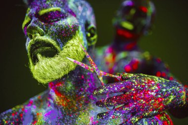 Kavram. Berber dükkanında sakallı bir adam. Berber dükkanında şık bir sakallı adam kesilmiş. Adam ultraviyole tozu ile dekore edilmiştir