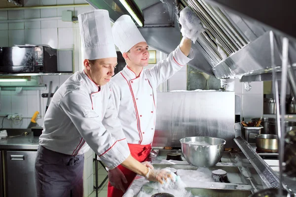 식당에서의 성 생활이요. 반복 해서 직장을 씻는다. 요리사들이 식당에서 오븐 , 난로 및 추출기를 씻고 있다. — 스톡 사진