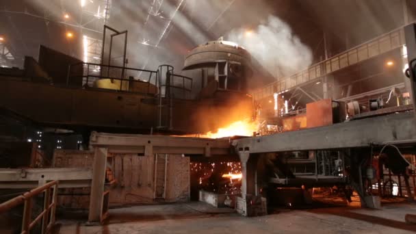 Виробництво сталі в електричних печах. Величезні залізні вироби . — стокове відео