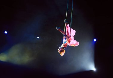 Sirkte kız hava akrobat performansı.