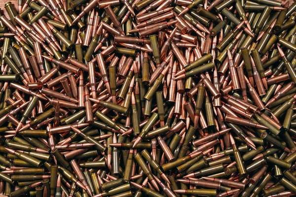 Различные боеприпасы на деревянном фоне, концепция оружия . — стоковое фото